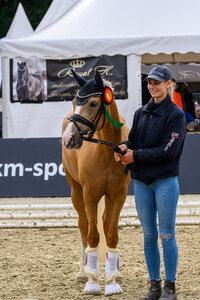 Right and Sugar sicherte sich unter dem Sattel von Wenke Kraus bei den vierjährigen Reitponys ein Finalticket. | Foto: Equitaris