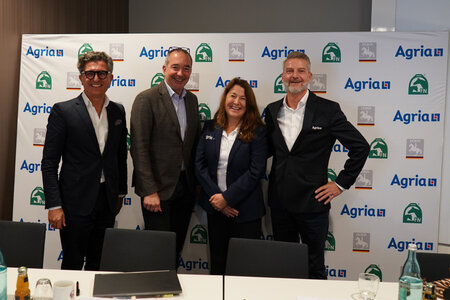 Soenke Lauterbach (FN-Generalsekretär), Hans-Joachim Erbel (FN-Präsident), Marianne Broholm-Einarsen (Business Manager Agria) und Peter Bornschein (Country Manager Deutschland Agria, v.l.). Foto: FN/Wellenberg