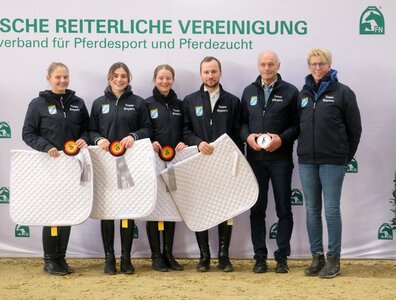 Die erfolgreiche Mannschaft des Landesverbandes Bayern (v.l.): Maja Fuchsberger, Anushka Wendelstein, Rebecca Krause und Felix Wendl sowie die Mannschaftsführer Jürgen Strauß und Ursula Veith. Foto: Hartwig