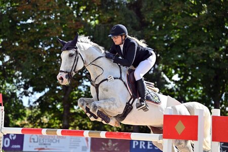Stefanie Paul und Levino fliegen durch den Parcours. | © Dill (Archiv)