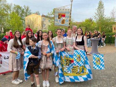 Die bayerischen Athleten nahmen traditionell in Tracht am Länderabend teil. | © privat