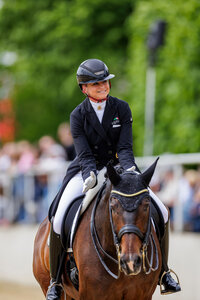 Dorothee Schneider freute sich mit Dayman über den Sieg in der Grand Prix Kür von Mannheim.  | © Stefan Lafrentz