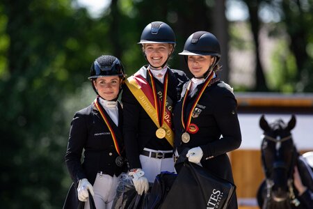 Jana Lang sicherte sich bei den Jungen Reitern beim Preis der Besten Silber.  | © Sina Kuiper