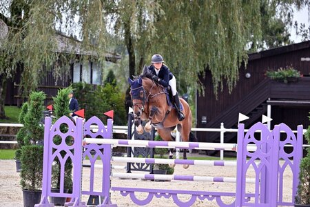 Tiara Bleicher, hier mit Gimondi CKV, konnte sich im Abschluss-Springen von St. Tropez über den Einzug in die Platzierung freuen. | © Fotoagentur Dill