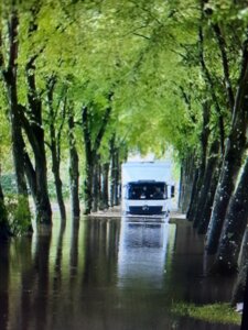 Die Zufahrt zum Anwesen der Familie Blum steht komplett unter Wasser. | © Privat
