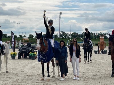 Sieg im Großen Preis der Junioren: Luise Konle und Dressed for Success | © privat