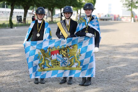 Ein bayerisches Treppchen im Nachwuchschampionat Springen. | © Doris Matthaes