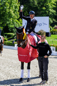 Yara Reichert freute sich in Kronberg mit Valverde über zwei internationale Siege. | © Lafrentz