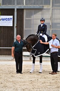 Bewegender Moment: Das Goldene Reitabzeichen für Cathrina-Timora Rasch-Günther | © Dill