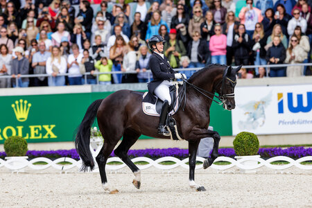 Mit einem Lächeln nach Paris: Isabell Werth und Wendy de Fontaine.  | © Lafrentz.