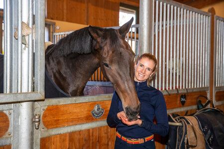 Wie lebt eigentlich Olympiasiegerin Dalera? Jessica von Bredow-Werndl gewährt einen Blick in den Stall. | © Lafrentz