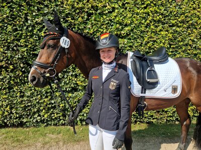Nach der Dressur auf Rang drei: Julia Lentrodt und Best Performance | © Privat