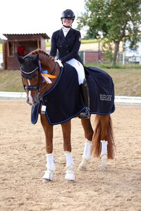 Strahlende Siegerin der S-Kür: Angelina Sessler mit Selected | © Fotoagentur Dill