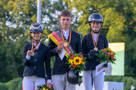 Die stolzen Medaillengewinner der Springjunioren. | © Equitaris