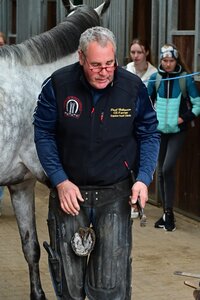 Paul Hellmeier zeigt den Teilnehmern seine Schmiedekunst. | © Stolz