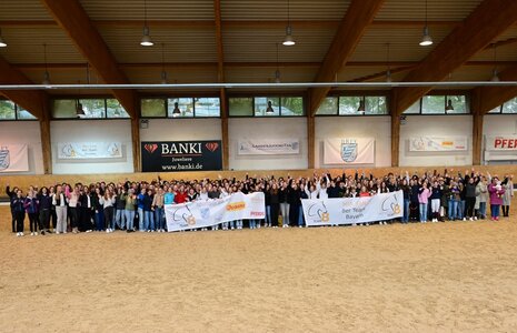 Bombenstimmung beim 8er-Teamfinale in der Olympia-Reithalle | © Stolz
