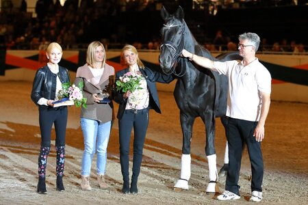 In der Dressur ging der Titel des Züchters des Jahres postum an die im vergangenen Jahr verstorbene Silke Druckenmüller, (2. v. l.) hier anlässlich einer Ehrung auf dem Trakehner Hengstmarkt 2021, zwischen Daleras Besitzerin Beatrice Bürchler-Keller und Reiterin Jessica von Bredow-Werndl. Peter Kunath (r.) hält die Mutter von Dalera, Dark Magic an der Hand. | © Bischoff