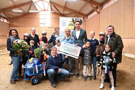 Feierliche Spendenübergabe auf dem Matthof | © Dreyer