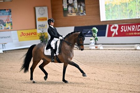 Jessica Neuhauser freute sich mit Rockson über ihren ersten Weltcup-Sieg. | © Dill