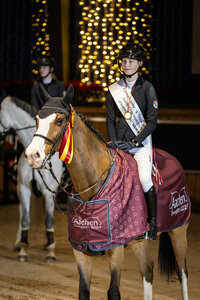 Strahlende Sieger: Luise Konle und Dressed For Success gewinnen die Junioren-Tour | © Jasmin Metzner Fotografie