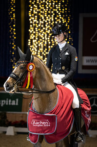 Celestine Kindler siegt mit Quotenkönig in der finalen Kür und rangiert damit zur Vize-Hallenchampionesse der der Jungen Reiter der Aachen Dressage Youngstars 2024 | © Jasmin Metzner Fotografie