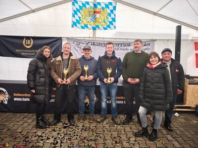 von links: Senta Bräutigam (Juniorchefin), Maximilian Leo Kisker (bay. Meister Lehrlingsklasse), John Ravanelli (bay. Meister Open Class), Philipp Völk (bay. Meister Intermediate), Hendrik Berger (Wettkampfrichter Dänemark), Silvia Bräutigam (Chefin), Niklaus Bigler (Wettkampfrichter Schweiz) | © Bräutigam