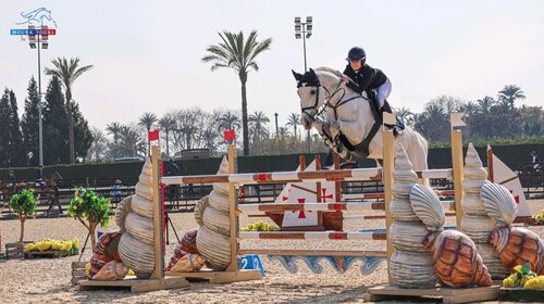 Victoria Schumacher und ihrem Gomez gelingt ein erfreulicher Sieg in der Medium CSI3*-Tour in Valencia.