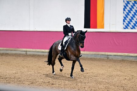 Erster Start und gleich der Sieg: Jessica von Bredow-Werndl und Diallo