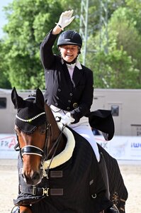 Großer Moment: Alexandra Mayr erhielt in Karlsfeld das goldene Reitabzeichen.  | © Dill