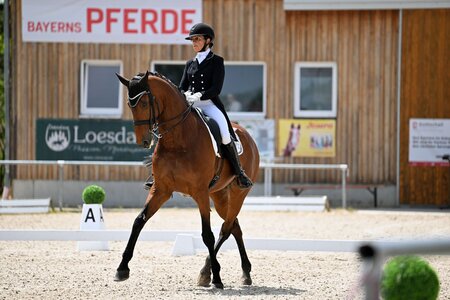 Siegreich: Ulrike Kick und Bond Girl | © Dill