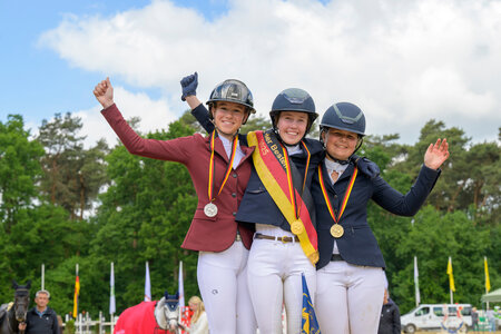 Sie wiederholte ihren Erfolg vom Vorjahr: Lena-Marie Kraus und Miss Mc Fly D NRW springen bei den Ponys zu Rang zwei in der Gesamtwertung. Gemeinsam mit Siegerin Brianne Beerbaum und der drittplatzierten Hannah Blandfort freute sie sich über diesen Erfolg. | © Equitaris