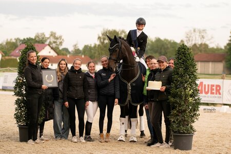 Von nun an reitet sie in Gold: Lara Salzeder-Groschwitz mit großem Bahnhof | © nh-fotografie
