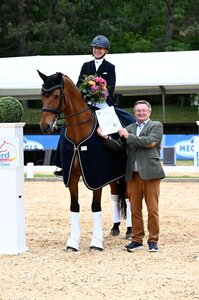 Von nun an reitet sie in Gold: Stephanie Haag mit Las Vegas | © Fischer