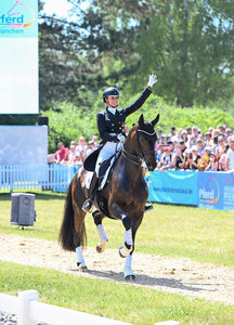 Jessica von Bredow-Werndl und Diallo können erneut auf 5*-Niveau siegen - im Grand Prix Special. | © Hubert Fischer
