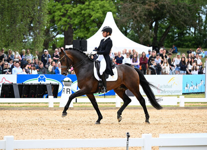 Laura Strobel hat mit Alvarinho GV einen echten Star unter dem Sattel und konnte sich heute ihr Ticket für das Finale des NÜRNBERGER BURG-POKALS in der Frankfurter Festhalle sichern. | © Hubert Fischer