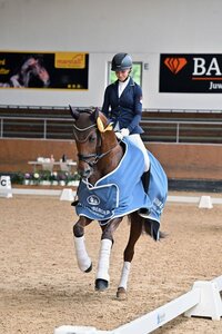 Julia Schnickmann und Valencia konnten das Finale der Junioren des bayerischen NÜRNBERGER BURG-POKALS 2024 mit 70,55 Prozent gewinnen. | © Dill