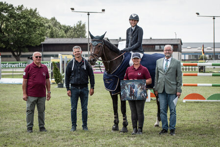 Großer Moment: Das goldene Reitabzeichen für Juliane Stöckl | © Juliasherzmomente