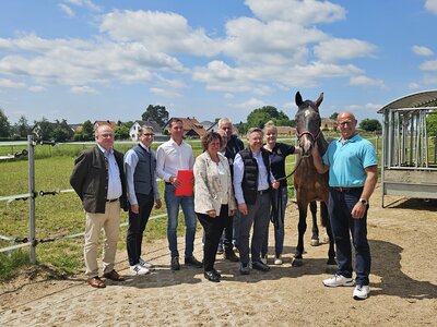 MdL Anton Rittel (Freie Wähler) mit dem Förderkreises des Rottaler Pferdes und dem Zuchtleiter Torsten Große-Freese | © Freie Wähler