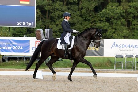 Trabten zum S*-Sieg: Tatjana Schneider mit Franchescus | © Dill