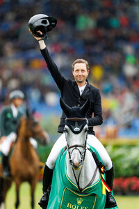 Für Martin Fuchs war es der erste Sieg im Großen Preis von Aachen. Gemeinsam mit Leone Jei bestreitete er die Herausforderungen in Umlauf eins, zwei und dem Stechen mit Bravour und ritt verdient zu Gold. | © Lafrentz