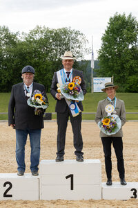 Bernd Brünner wurde mit seinem Kato zum oberbayerischen Meister der Einspänner Pferde gekürt. Auf das Meisterpodest wurde er begleitet von Gerhard Zaunseder (Platz zwei) und Katharina Fischer (Platz drei). | © Sabine Schuster / Bines Foto Box