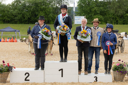 Neue bayerische Meisterin der Zweispänner Pony Fahrer ist Christina Wagner mit Lilly & Sacarello B. Zum Vizetitel fuhr Veronika Irregen. Auf Platz drei komplementierte Wolfgang Scholz das Podest gemeinsam mit Johannes Kirchberger (Platz vier) und Rebeka Rob (Platz fünf). | © Sabine Schuster / Bines Foto Box