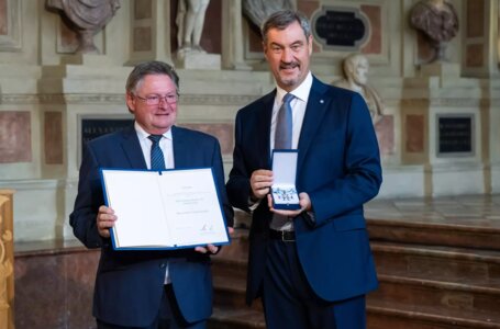 Gerhard Eck wurde mit dem Bayerischen Verdienstorden ausgezeichnet. | © Bayerische Staatskanzlei