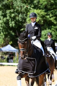 Paulina Antonia Welcker und Zenturion konnten auch heute die Ehrenrunde anführen und mit zwei Siegen den bayerischen Meistertitel der Amateur Dressurreiter für 2025 sichern. | © Dill