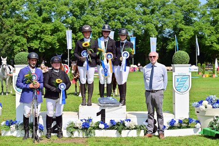 Die bayerischen Meister der Para-Springreiter 2025: Roland Boost (Platz fünf), Monika Reger (Platz vier), Simone Richter (Silber), Christina Späth (Gold) und Ronja Regele (Bronze) (v.l.n.r.).  | © Dill