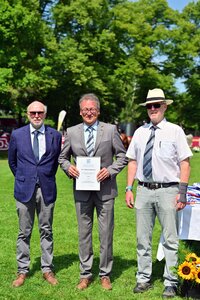 Dr. Michael Hubrich erhielt die Ehrennadel der LK in Gold aus den Händen von Dr. Gunnar Burczyk (l.) und Sepp Schummer (r.). | © Dill