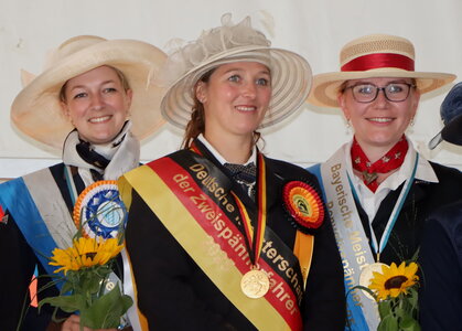 Die neuen Bayerischen Meisterinnen der Einspänner mit der neuen Deutschen Meisterin der Zweispänner Pferde in ihrer Mitte: Anna Auburger, Carola Slater-Diener und Christina Wagner (v.l.n.r.). | © Herbert Rauser