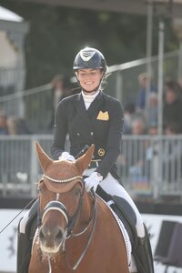 Kristina Olson freute sich in Marbach in der ersten Wertungsprüfung des Süddeutschen Berufsreiterchampionats über den Sieg. | © D. Matthaes