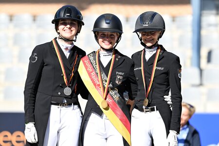 Josephine Ruppert und Capri-Marie Raum freuten sich bei den Deutschen Jugendmeisterschaften in der Altersklasse der Jungen Reiter über Silber und Bronze. | © Mirka Nilkens