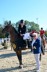 Von nun an reitet er in Gold: Ehrung für Dominik Hieber aus der Hand von Jacqueline Schmieder | © Puschak